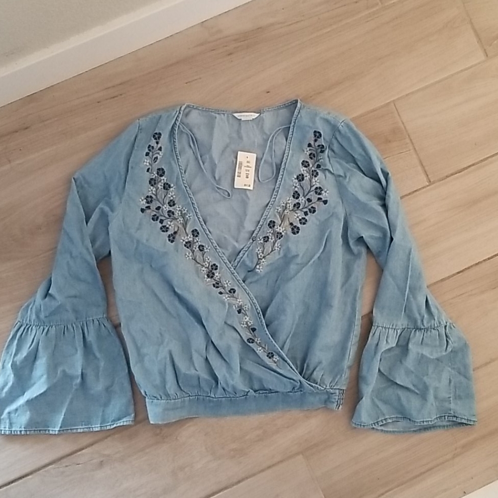 (3 for $10) Bell sleeve floral embroidery blouse